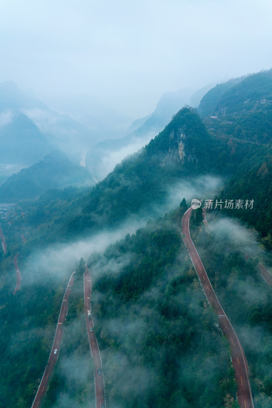 雨后，湘西矮寨大桥下的红色盘山公路