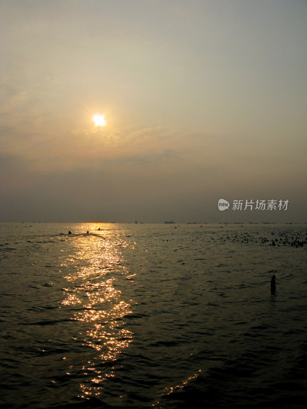 2012年的广西北海银滩海岸线日落风光与游客
