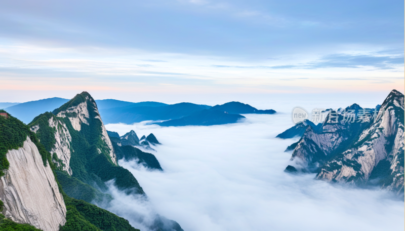 云雾缭绕的壮丽华山山景