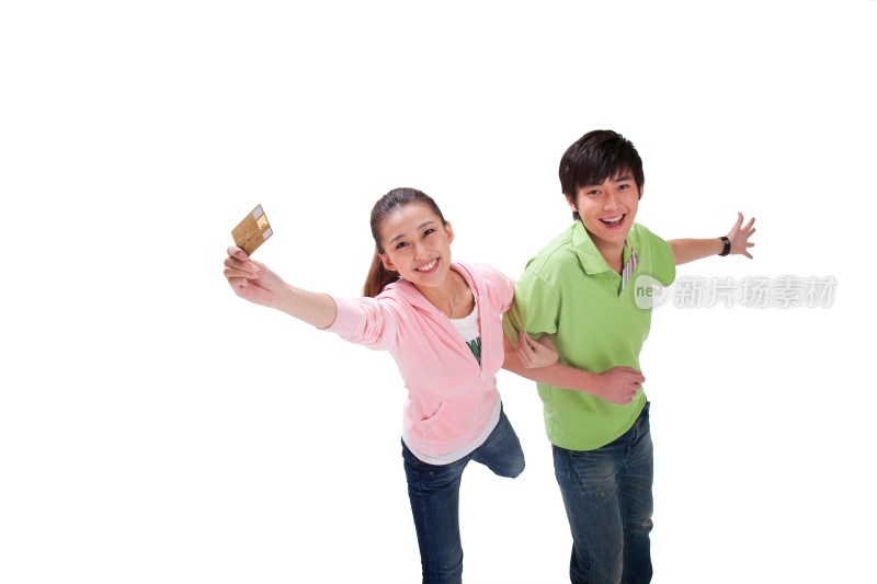 快乐的年轻情侣拿着银行卡