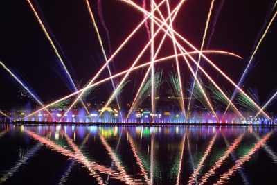 长沙浏阳烟花湖面夜景烟花绽放倒影