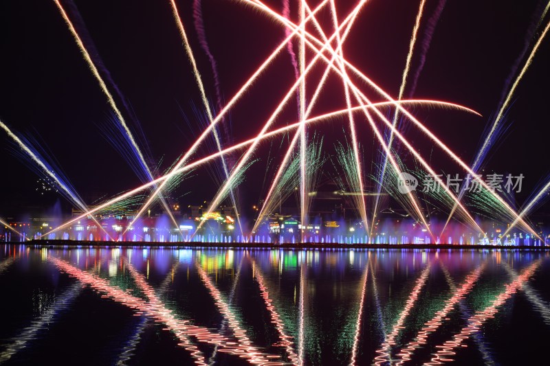 长沙浏阳烟花湖面夜景烟花绽放倒影