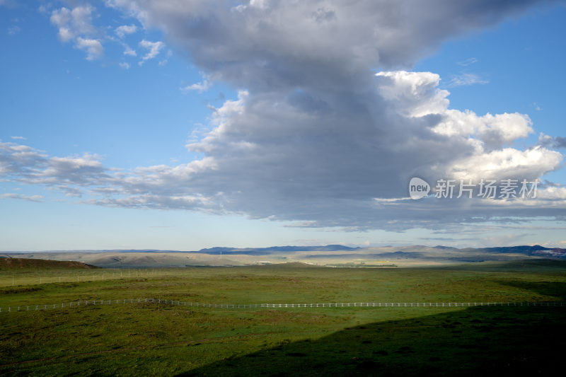 广袤草原蓝天白云风景