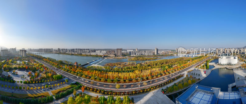 自然风景城市背景金色秋天河流建筑楼房