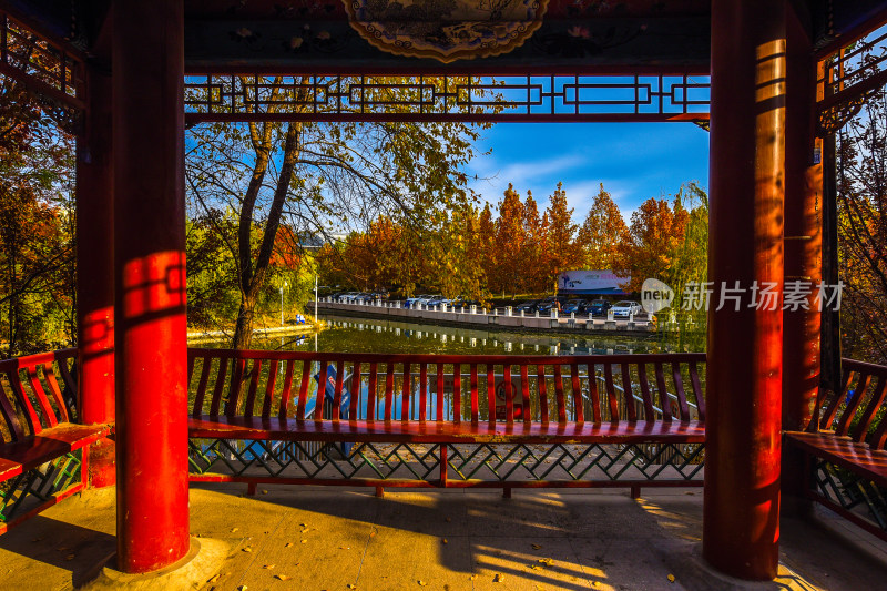 秋日中式凉亭外风景