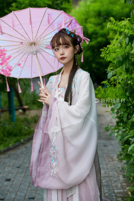 穿古装汉服手持工艺伞的东方美少女