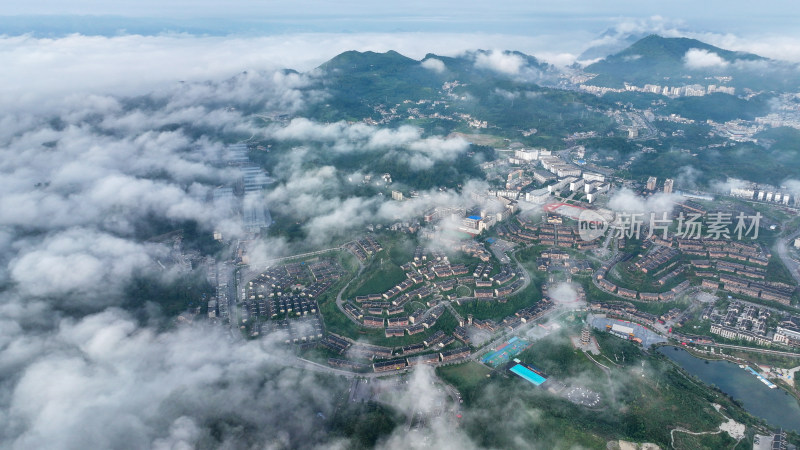 4k航拍晴隆阿妹戚托小镇 云雾缭绕小镇