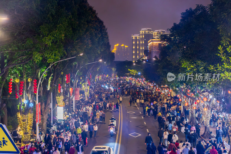 烟台山夜晚街道人群聚集场景