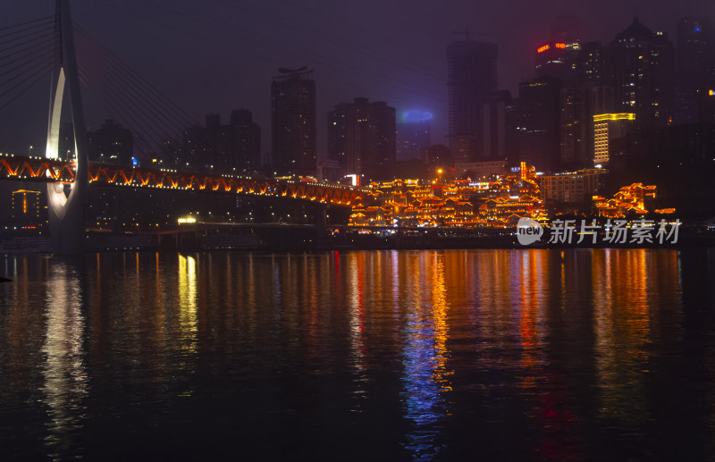 重庆千厮门嘉陵江大桥与滨江路洪崖洞夜景