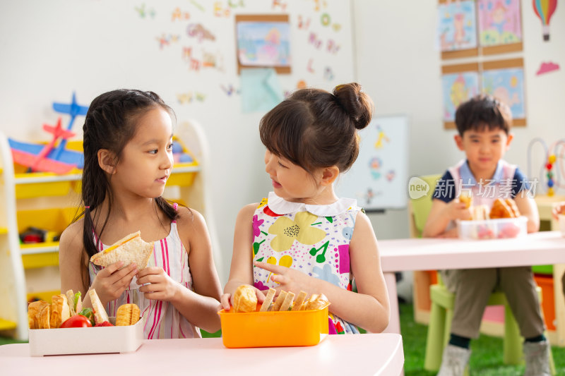 幼儿园小朋友用餐