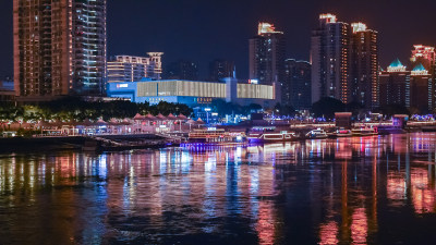 城市河畔夜景灯光倒影