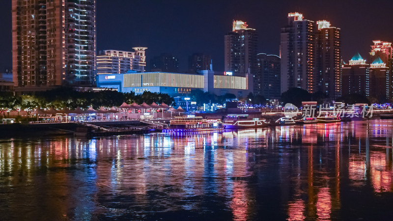 城市河畔夜景灯光倒影