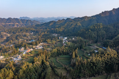 湖北利川毛坝兰田村夕阳下的茶园民宿