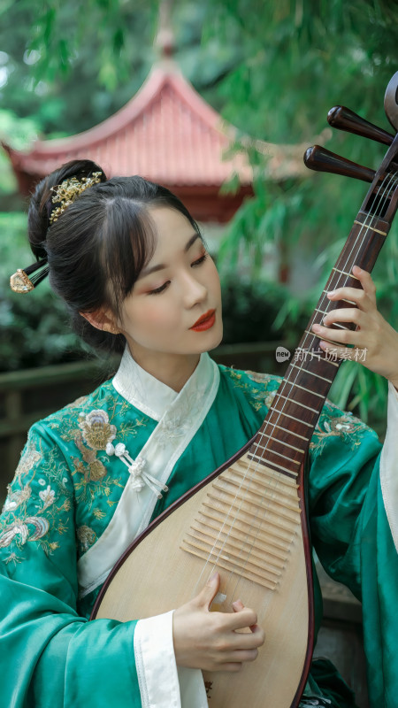 唯美古风女子弹乐器