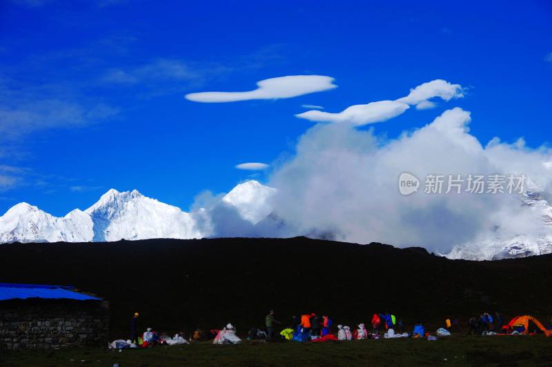 西藏珠峰东坡雪山脚下帐篷露营