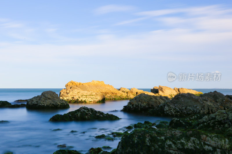 海上礁石景观的自然风光景象