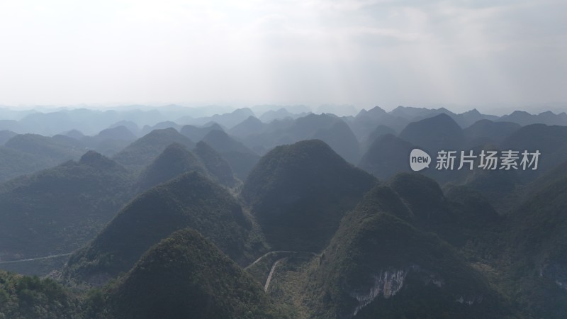 连绵群山的壮丽航拍景观