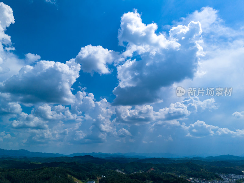 山川风景蓝天白云航拍图