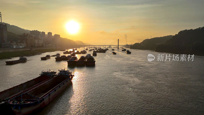 夕阳湖面船只 航拍图