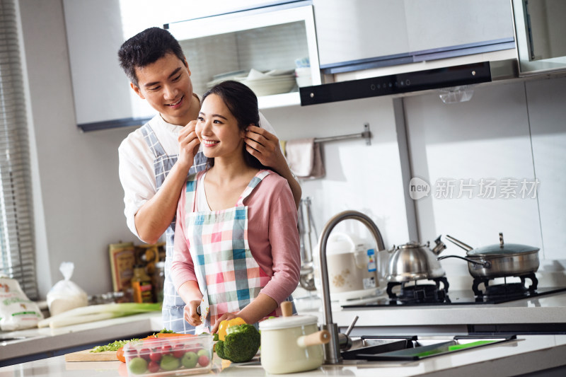 年轻夫妇在厨房