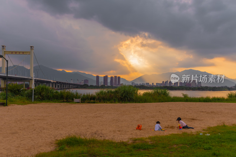 河边沙滩儿童玩耍风景