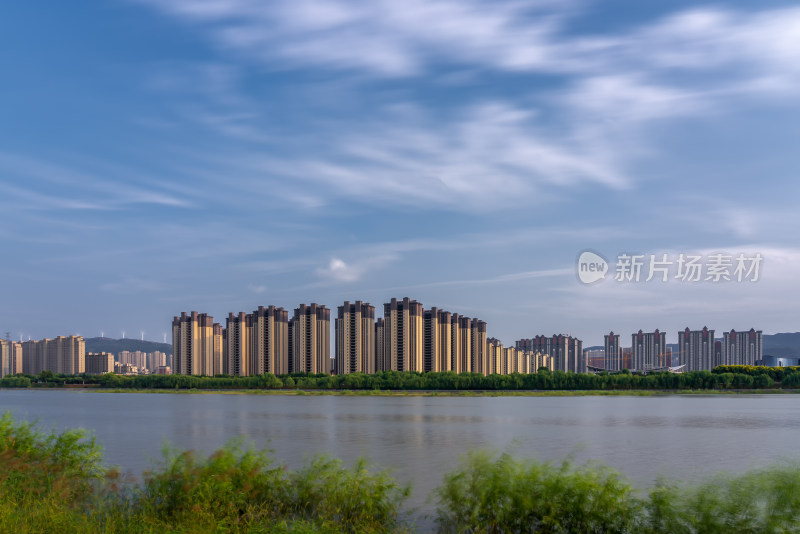 城市天际线楼房居住生态环境河流天空全景图