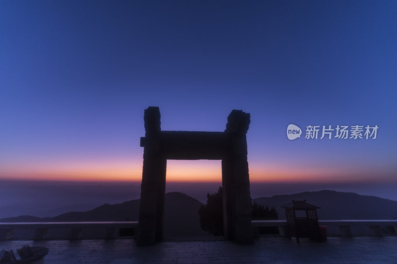 日落时分透过石门看夕阳的景象