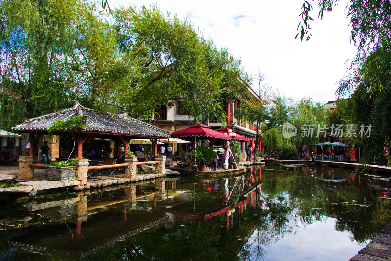 丽江古城河边休闲场景