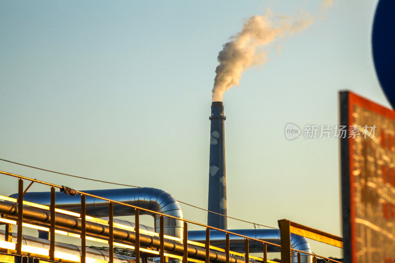 工业设备管道与升腾烟雾的场景