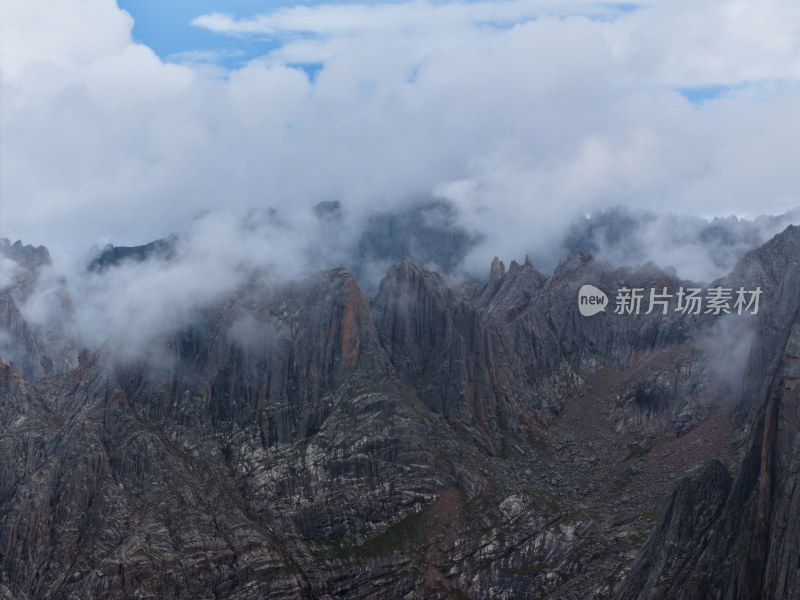 云海中的山峰