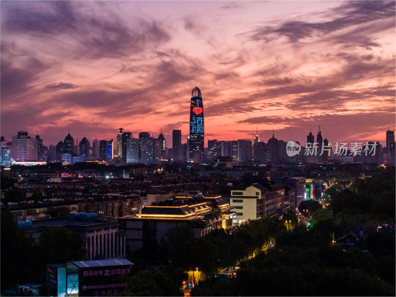 山东济南市历下区济南绿地中心夜景航拍城市