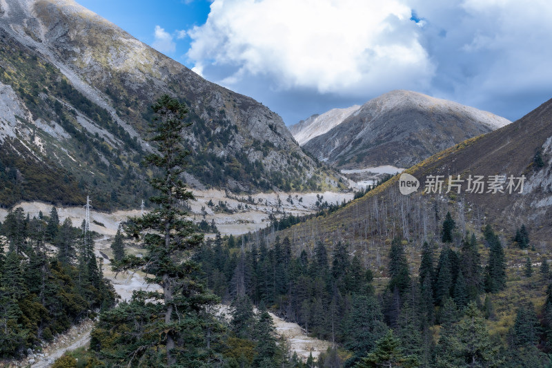 川西格聂南线亚切拉山谷蓝天白云自然风光