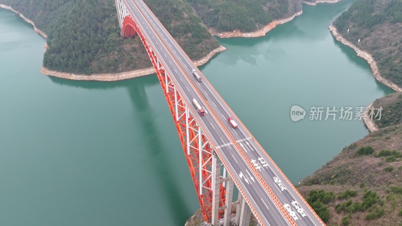 重庆巫山沪蓉高速大宁河特大桥与物流卡车