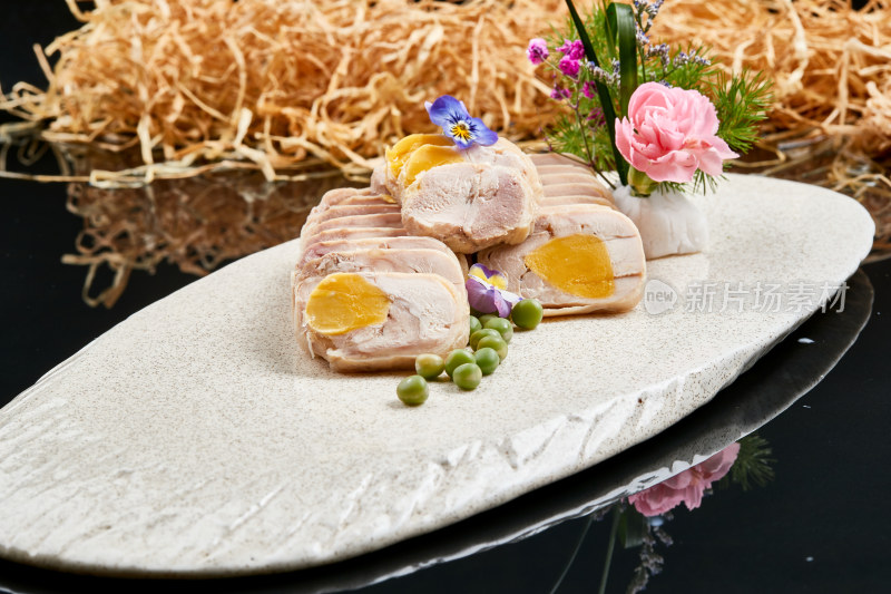 精美餐具装的鸡胸肉压咸蛋黄切片