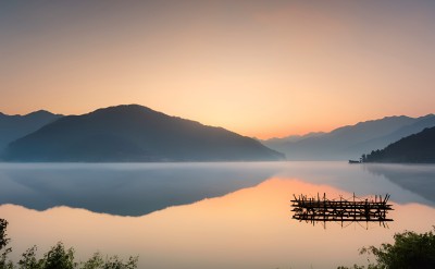 河流日出小船