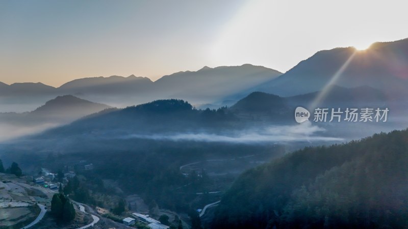 重庆酉阳：雾锁青山村庄靓