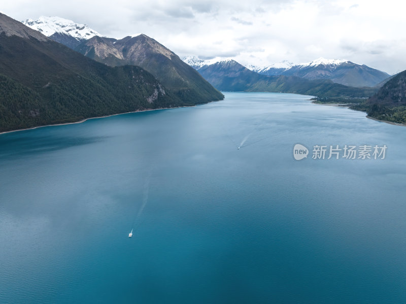 西藏林芝地区巴松错村庄神湖春色高空航拍