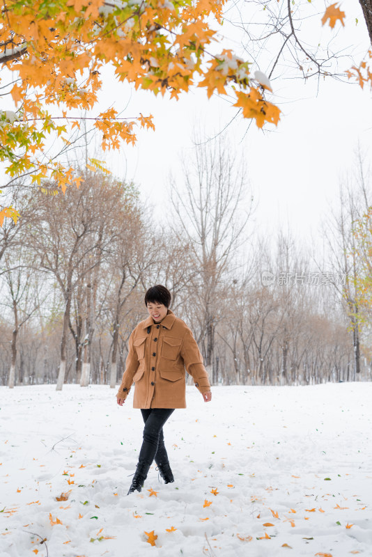 冬天在公园里游玩欣赏雪景的中国女性形象