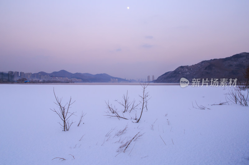 黄昏时大连西山水库雪景