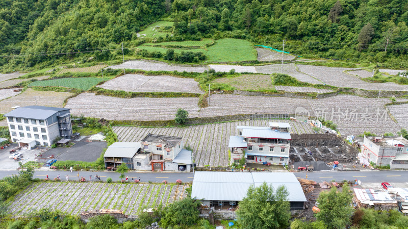 川西阿坝理小路自驾途中的理县朴头镇罗沟村