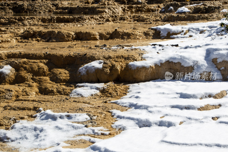 冬日积雪覆盖的钙华地形奇特纹理