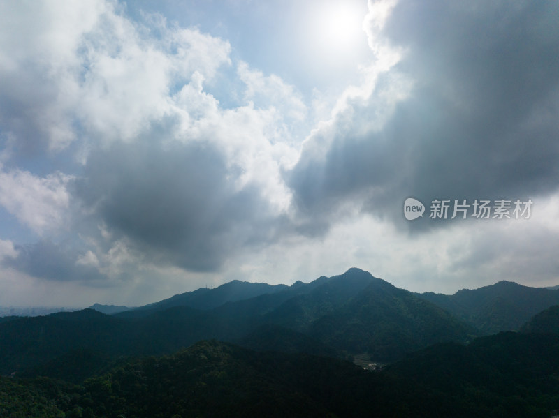暴风雨来临前的杭州西湖远山