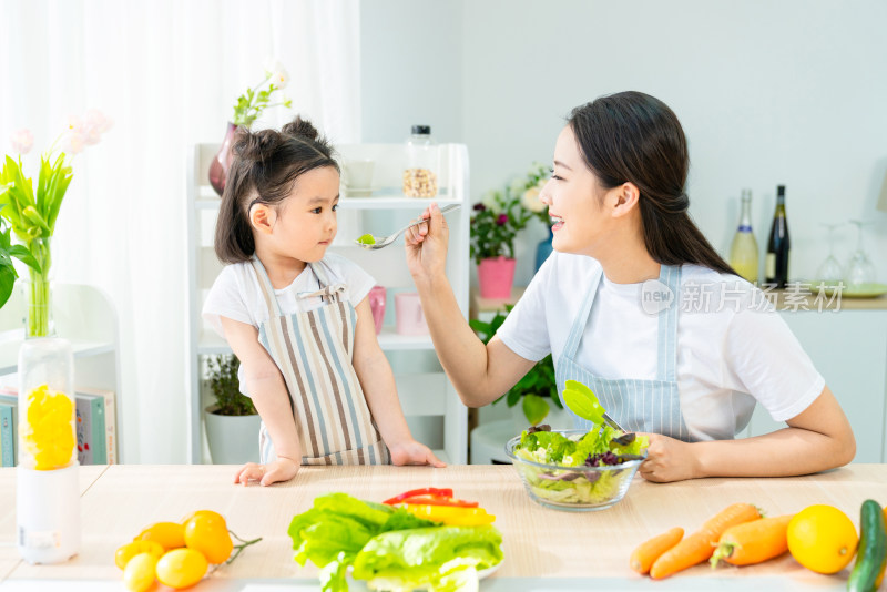 妈妈和女儿一起做蔬菜沙拉