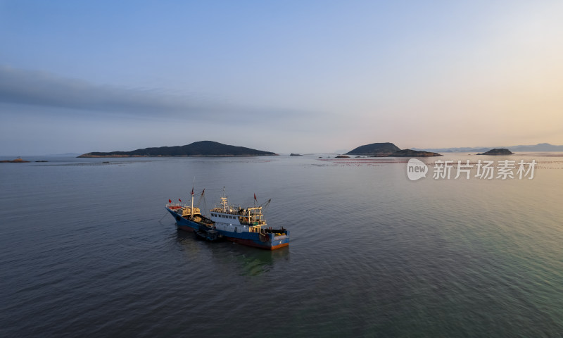 夕阳下海上渔船自然风光