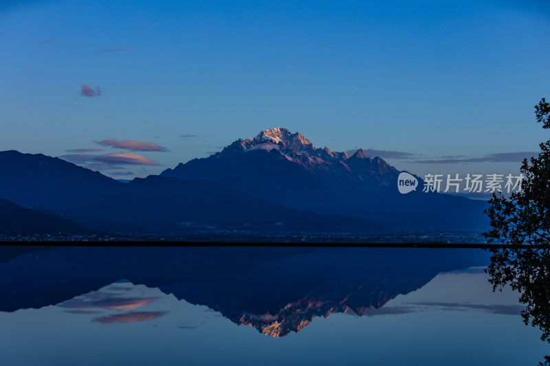 丽江玉龙雪山日照金山