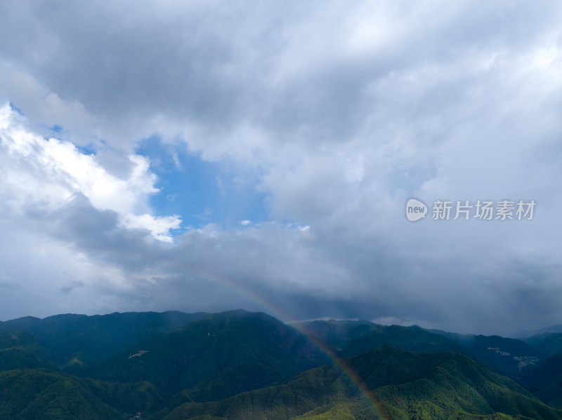 航拍郊外的山脉自然风光