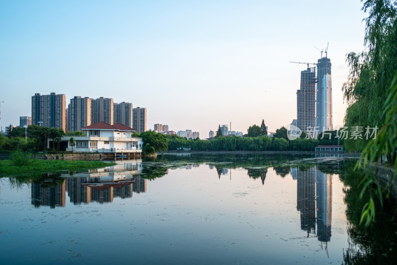 城市湖畔旁的高楼建筑倒影景观