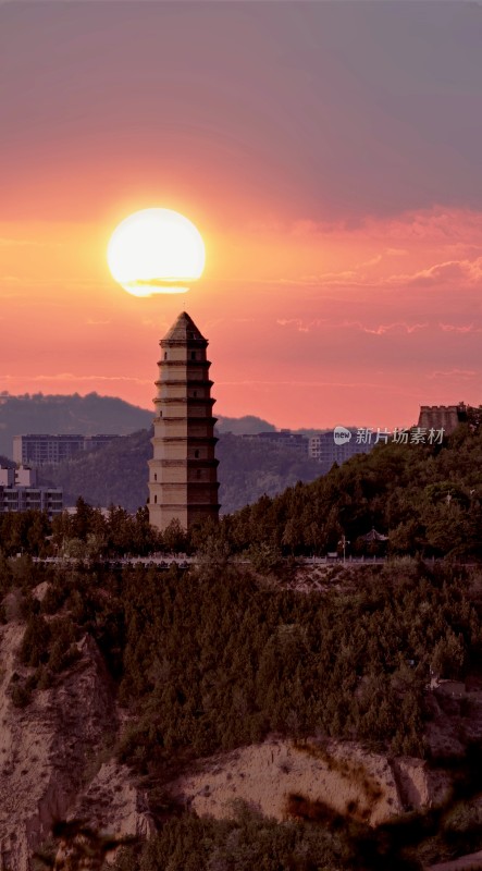 夕阳下延安宝塔山古塔与城市建筑景观