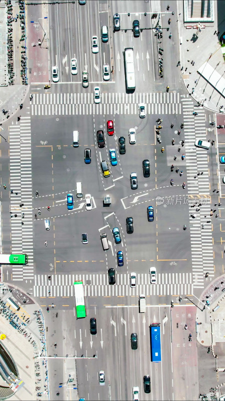 俯拍城市交叉路口交通
