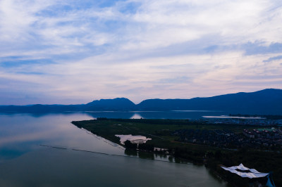 蓝天白云下的城市湖景